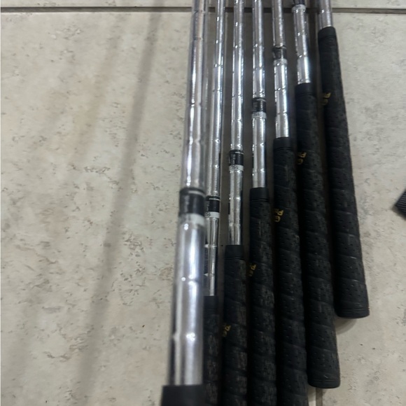 Wilson 1200 LT itons 3/9 in right handed 
Steel shafts 
Used conditions - Picture 10 of 12